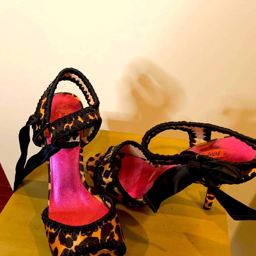 Leopard sandal with side tie